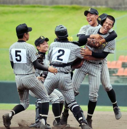 　２度目となる夏の甲子園出場を決め抱き合う藤井学園寒川ナイン（撮影・濱村博文）