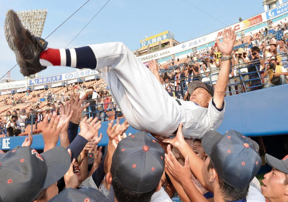 　ナインの手で胴上げされる横浜・渡辺監督（撮影・吉澤敬太）