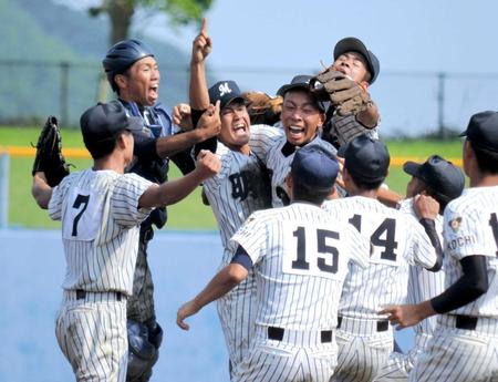 　夏の甲子園出場を決め抱き合う明徳義塾ナイン（撮影・浜村博文）