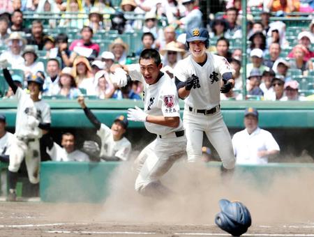 ３回、鹿児島実・綿屋の左前打で生還し歓喜する安藤（左）と有村