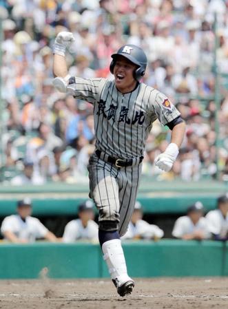 　延長１０回、サヨナラ打を放ちガッツポーズする敦賀気比・篠原（撮影・山口登）