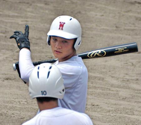 　打撃練習中にチームメートと話す早実・清宮