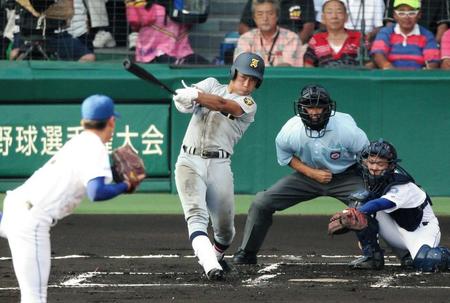 　１回、仙台育英・平沢は中越えに２ランを放つ（撮影・棚橋慶太）