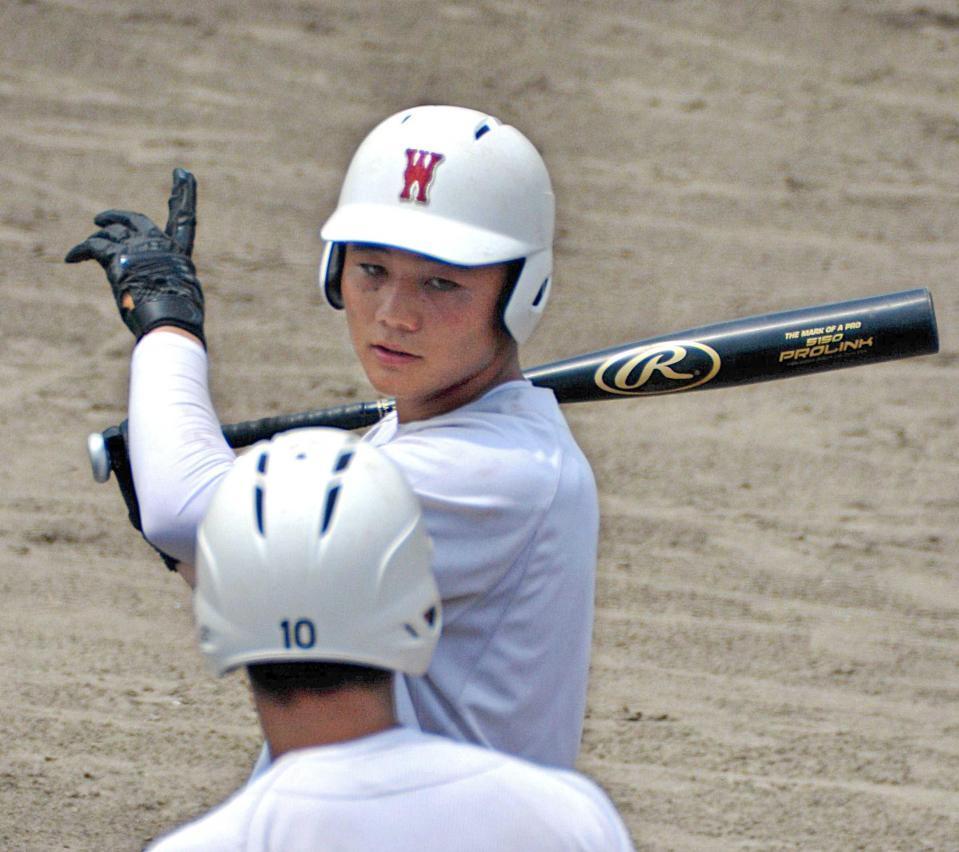 　打撃練習中にチームメートと話す早実・清宮