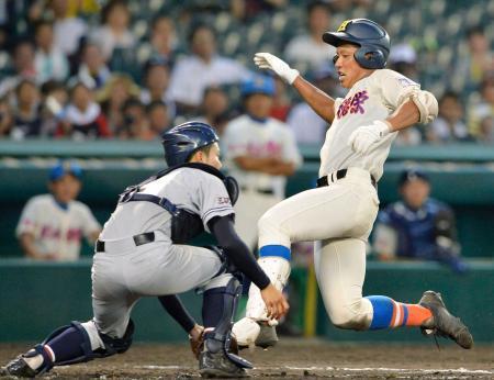 　三沢商-花咲徳栄　９回表花咲徳栄１死一塁、大滝が左越えに長打を放ち生還、ランニング２点本塁打とする。捕手五日市＝甲子園