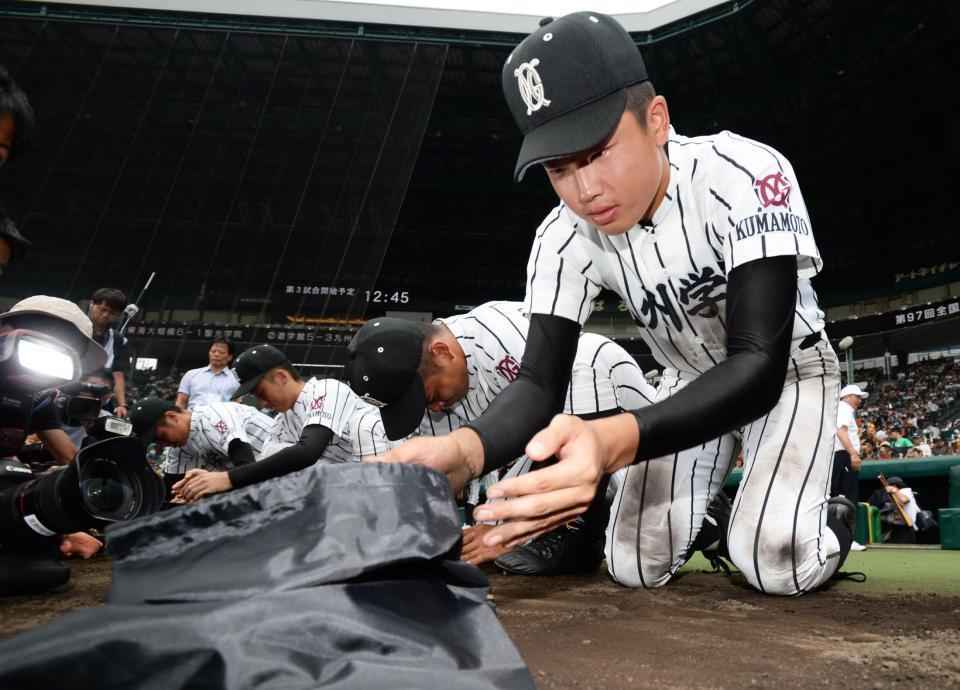 　甲子園の土を集める九州学院の村上