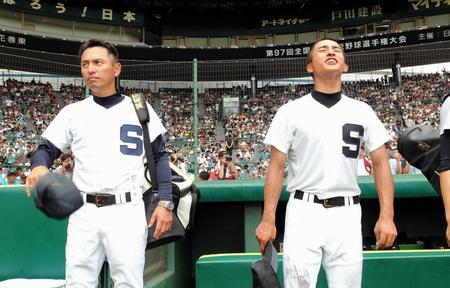 　東海大甲府に敗れ、球場を後にする下関商・佐々木悠司（右）と父親の佐々木大輔監督（撮影・保田叔久）