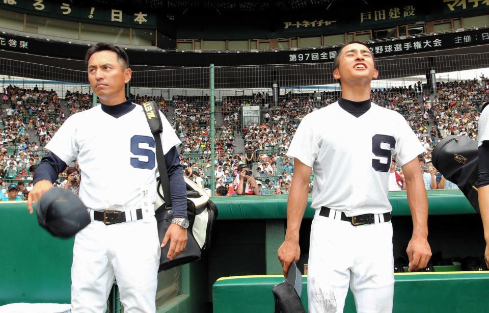 　東海大甲府に敗れ、球場を後にする下関商・佐々木悠司（右）と父親の佐々木大輔監督（撮影・保田叔久）