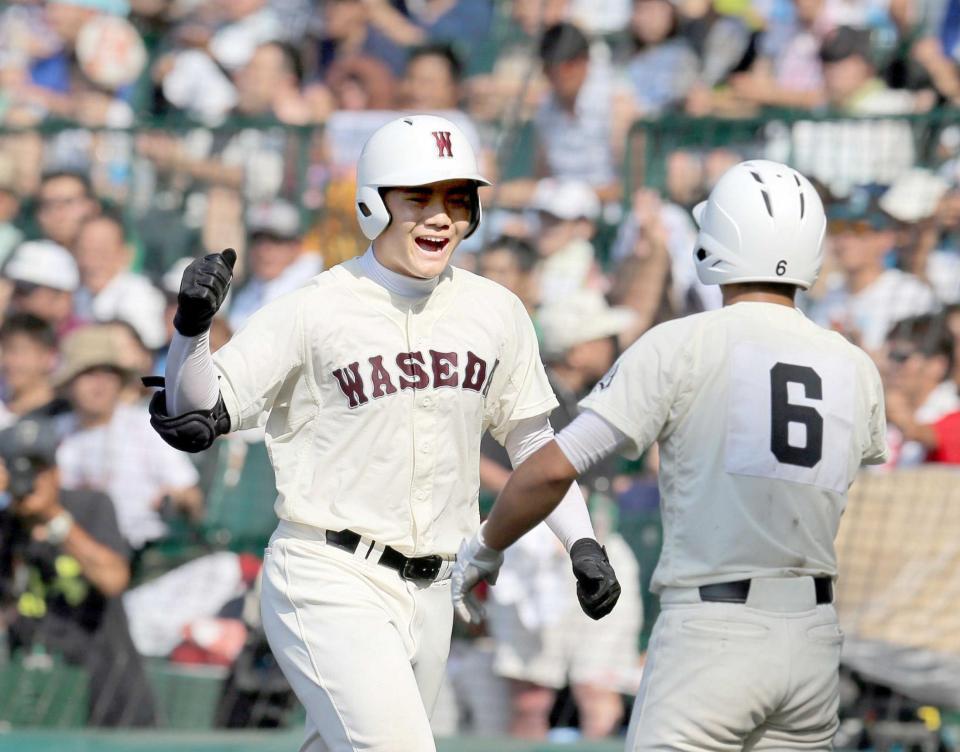 　３回、右越えに勝ち越し２ランを放ち笑顔で生還する清宮