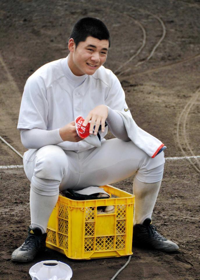 　練習中に笑顔を見せる早実・清宮