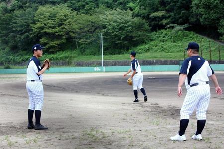 　キャッチボール中に西谷監督から声をかけられる清宮（左端）（撮影・野畑圭司）