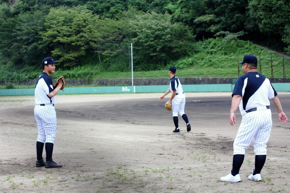 　キャッチボール中に西谷監督から声をかけられる清宮（左端）（撮影・野畑圭司）