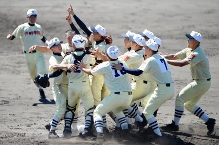 　全国高校軟式野球で優勝し、喜ぶ作新学院ナイン＝明石トーカロ