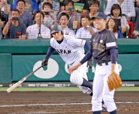 　１回、タイムリーを放つ清宮（投手・田中）＝撮影・田中太一