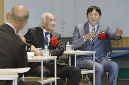 　１００年を迎えた高校野球について話し合う、ノンフィクション作家の佐山和夫さん（左）と野球解説者の荒木大輔さん＝２７日午後、大阪市