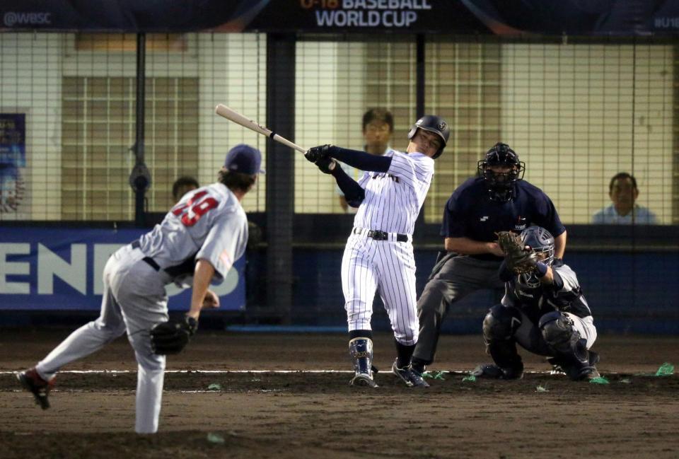 ４回、清宮スリーボールノーストライクからフルスイングするもファールになる＝舞洲