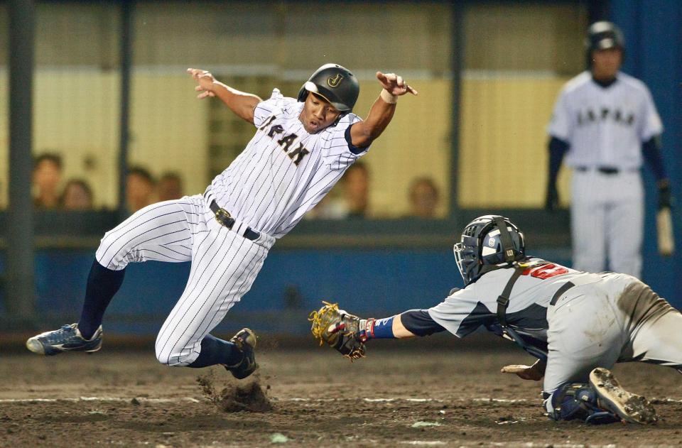 ５回、けん制でオコエが二、三塁間に挟まれるが、三塁手の悪送球の間に一気に生還