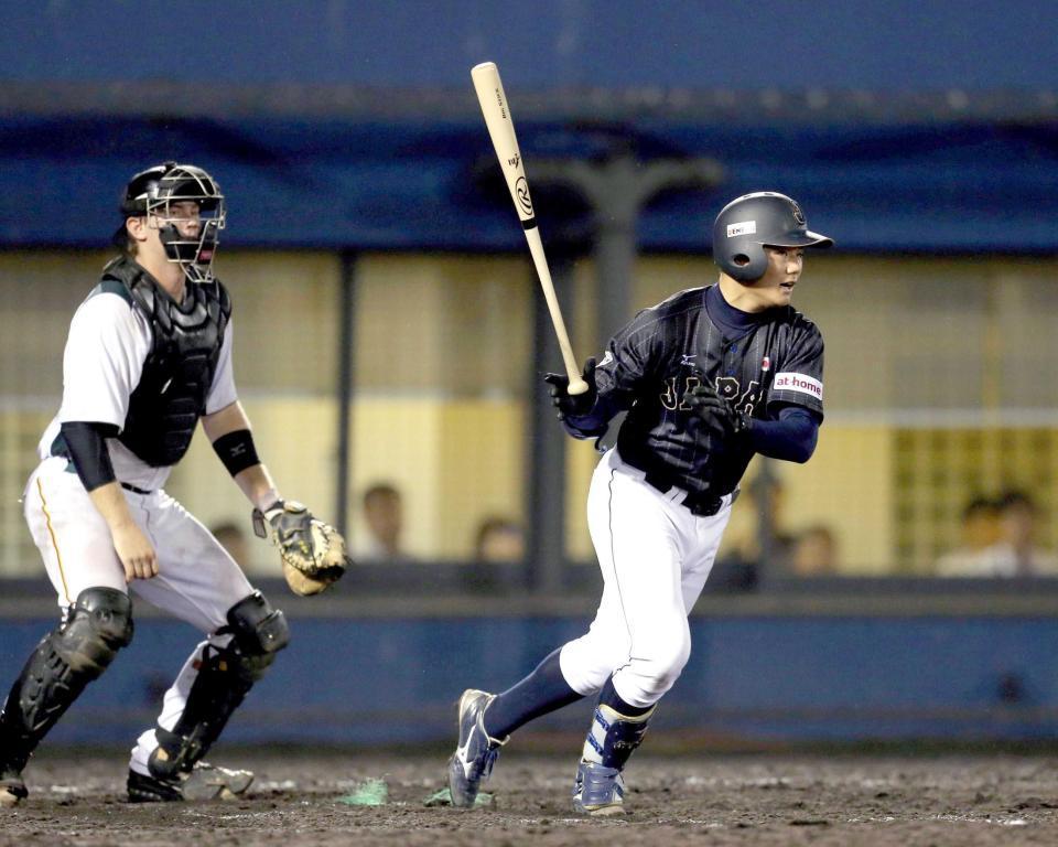 　９回、清宮は右翼線二塁打を放つ（撮影・山口登）