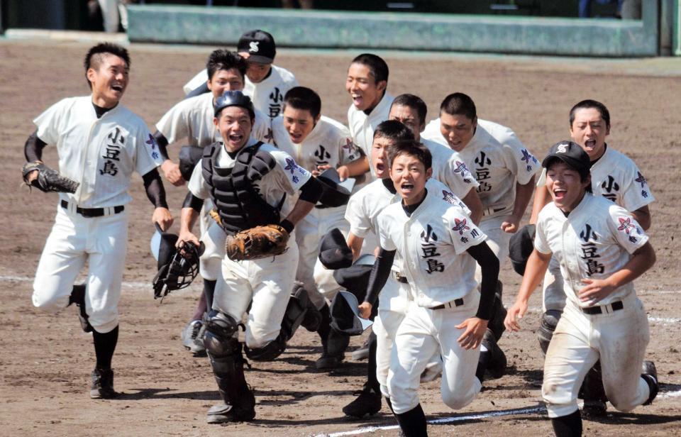 　決勝進出を決めた小豆島ナイン