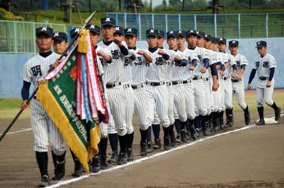 ３年連続優勝を果たした明徳義塾ナイン