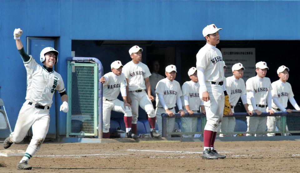 　延長１０回、鳥羽（左）にサヨナラ打を打たれ、ぼう然とする早実・清宮（手前右）とベンチの早実ナイン（撮影・佐々木彰尚）