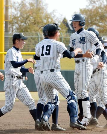 　延長１０回、サヨナラ打を放ち笑顔を見せる古賀（右）