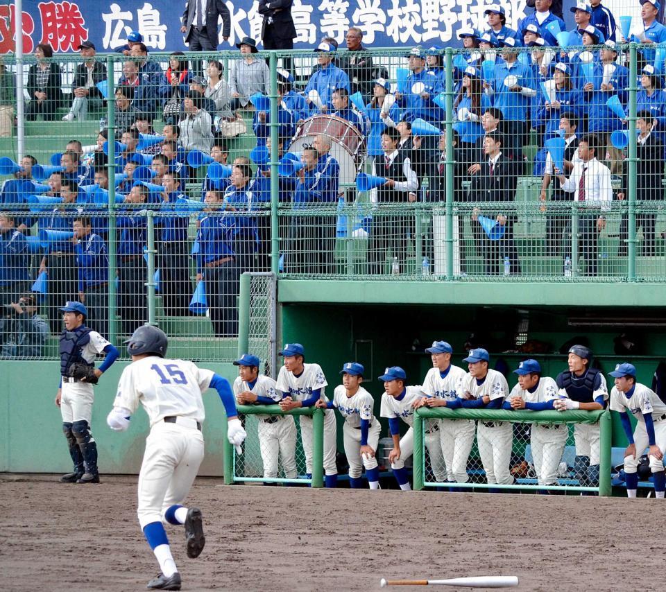 　９回、中飛を打ち上げて最後の打者となった肴屋（１５）とベンチの如水館ナイン