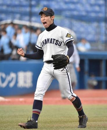 　リードを守りきりガッツポーズで決勝進出を喜ぶ高松商・美濃