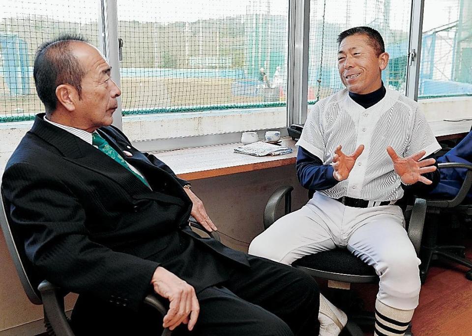 山下智茂氏（左）と野球談義する小倉全由監督＝東京都町田市の日大三高グラウンド