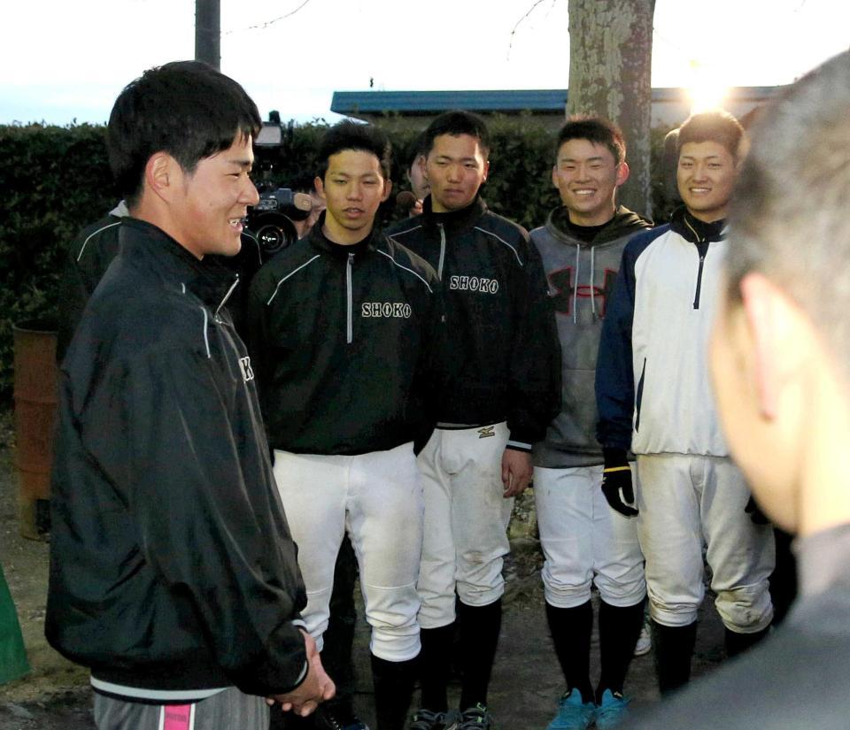 　学校に戻りナインに抽選会の報告をする小豆島・樋本主将（左）