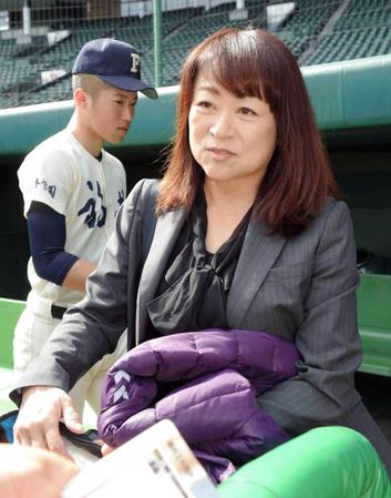 福井工大福井の安久洋子部長＝甲子園（撮影・佐藤厚）