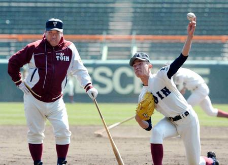 　西谷監督（左）が見守る前でマウンドに立つ大阪桐蔭・高山（撮影・佐藤厚）