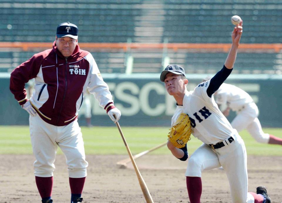 　西谷監督（左）が見守る前でマウンドに立つ大阪桐蔭・高山（撮影・佐藤厚）