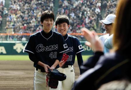 始球式を終えた山本選手（左、４０）、と小浜選手＝甲子園球場