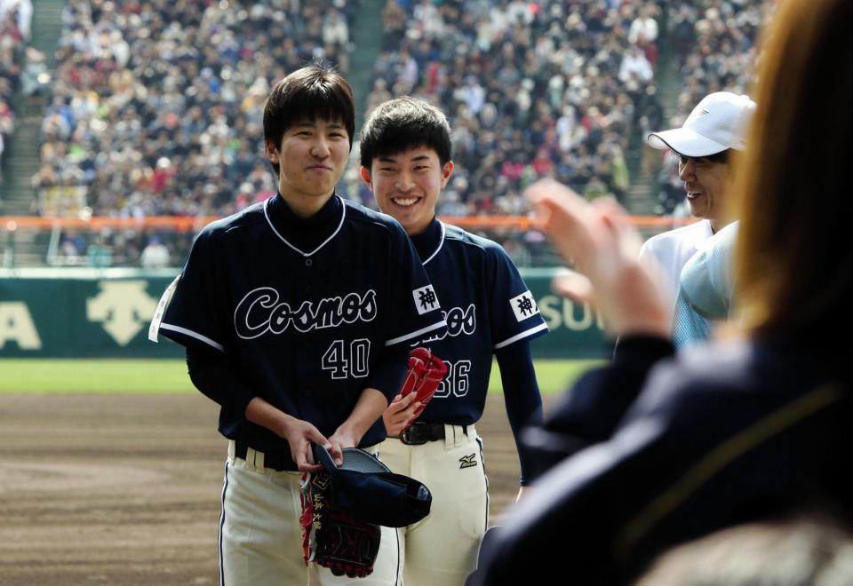 始球式を終えた山本選手（左、４０）、と小浜選手＝甲子園球場