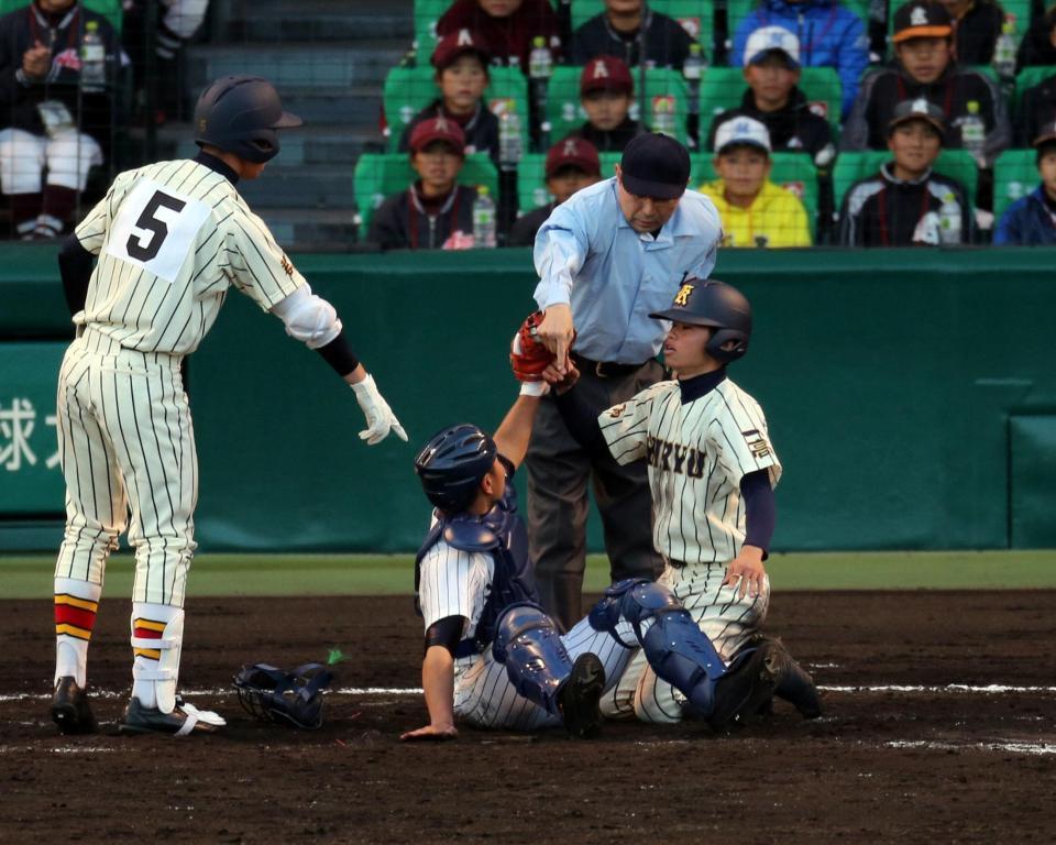 ７回桐生第一の走塁妨害で斎藤（右）の生還が認められる（捕手・後藤）＝甲子園（撮影・山口登）