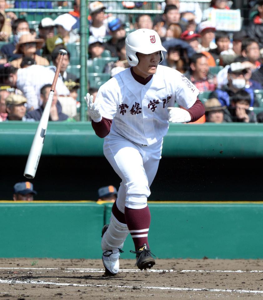 　１回、右前へ先制打を放つ宮里