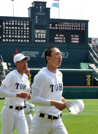 　明石商に敗れ引き揚げる東邦・藤嶋