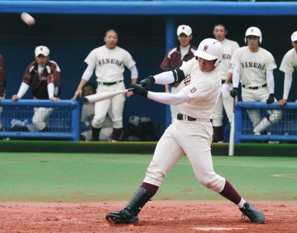 　５回、右越えに本塁打を放つ早実・清宮（撮影・三好信也）