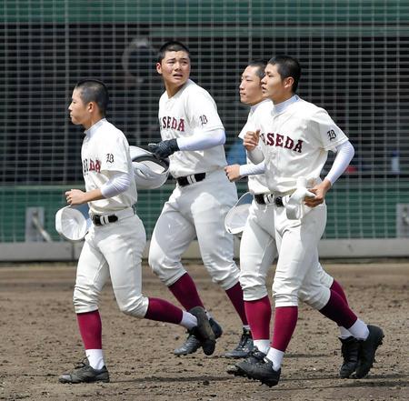 　２回戦で昭和に敗れ、厳しい表情の早実・清宮（左から２番目）＝撮影・堀内翔