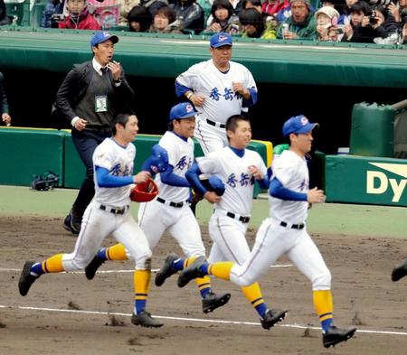 選抜大会で４強入りした秀岳館ナインと鍛治舎監督（後方）