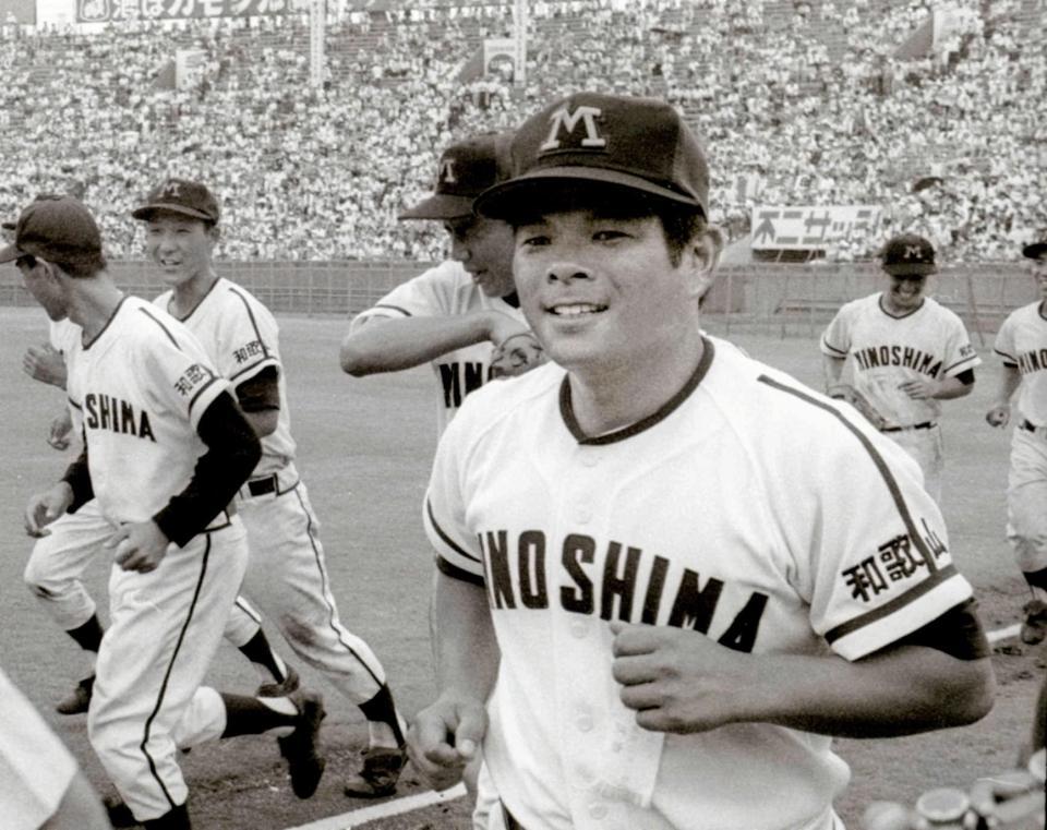 　夏の大会で池田高を下し、優勝した尾藤監督率いる箕島ナイン（１９７９年８月２１日）