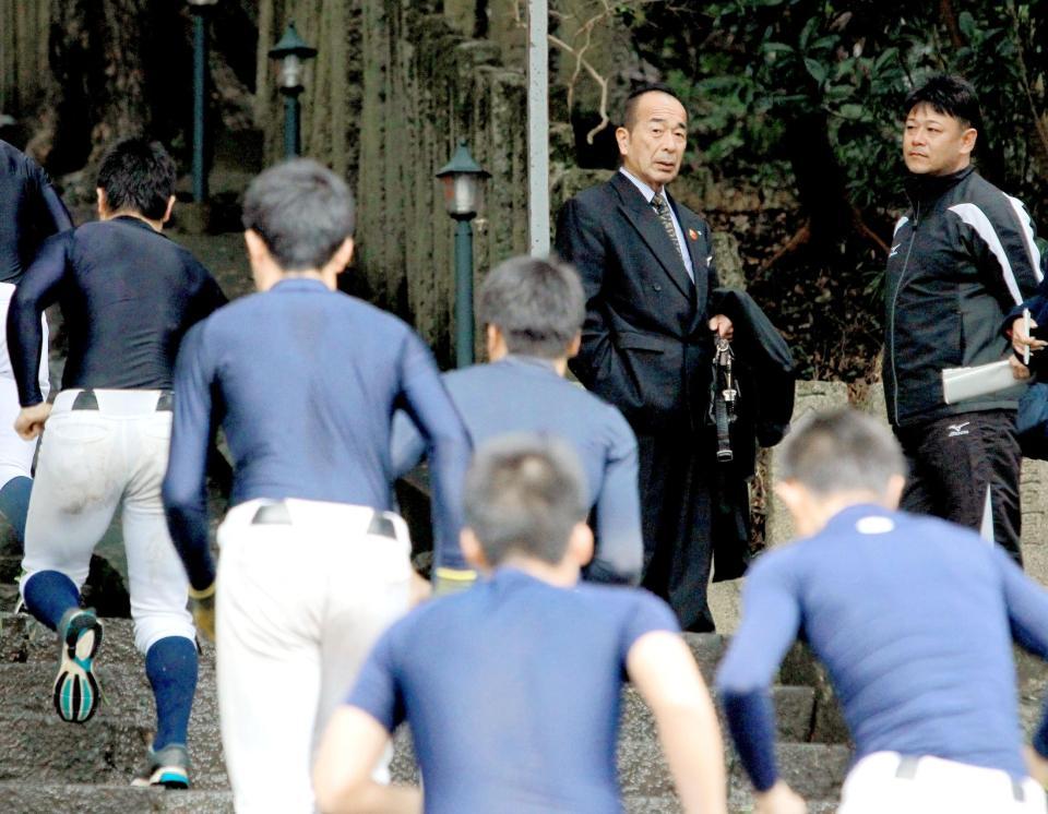 ナインを見つめる山下氏と尾藤監督