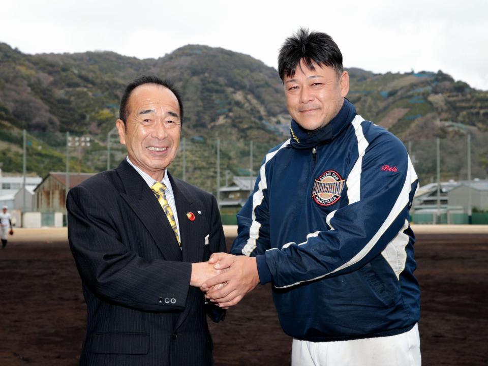 箕島高校のグラウンドで、ガッチリと握手をかわす山下氏（左）と尾藤監督
