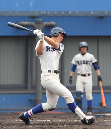 　５回、右前打を放つ履正社・安田