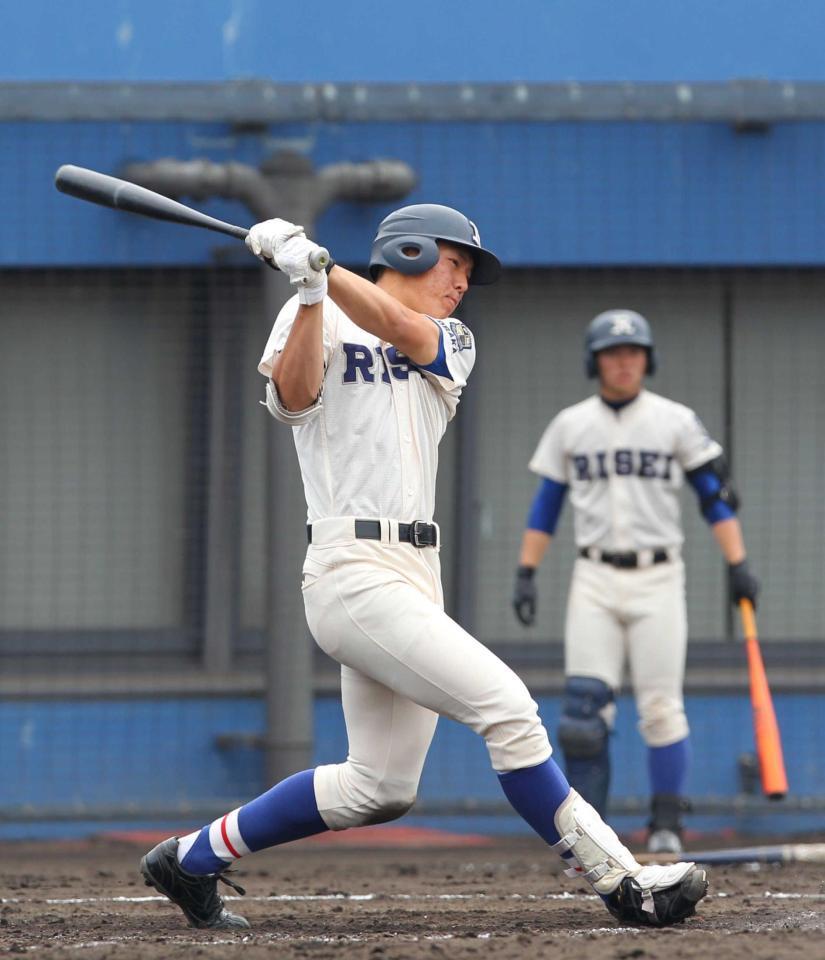 　５回、右前打を放つ履正社・安田