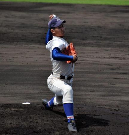 阪神・和田ＳＡの前で圧巻の投球を見せた履正社・寺島＝舞洲