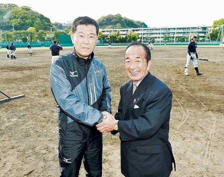 笑顔で握手を交わす横浜高・渡辺前監督（左）と山下氏＝横浜高校長浜グラウンド