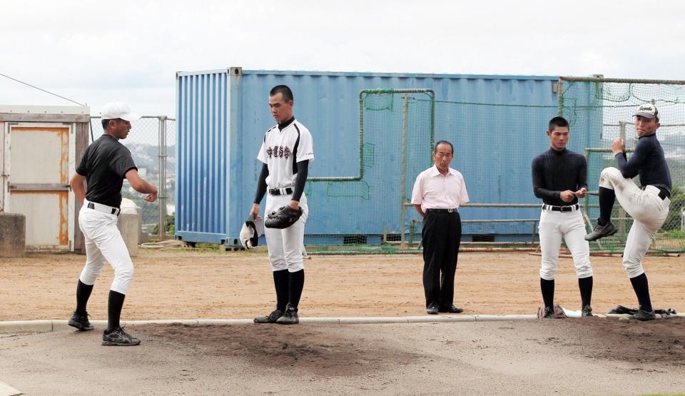 投手陣を指導する比嘉監督（左）と様子を見守る山下氏（左から３人目）