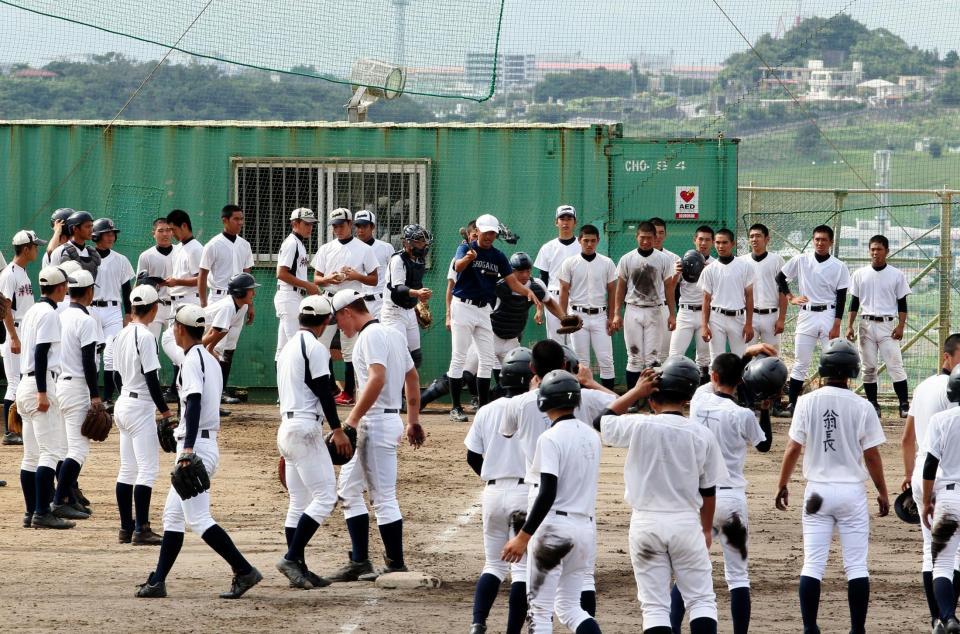 比嘉監督（中央）を中心に、プレーの精度を高める沖縄尚学ナイン